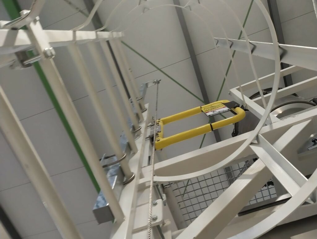 Acceso seguro o protección con puerta en escalera vertical según la norma en iso 14122-4 en españa