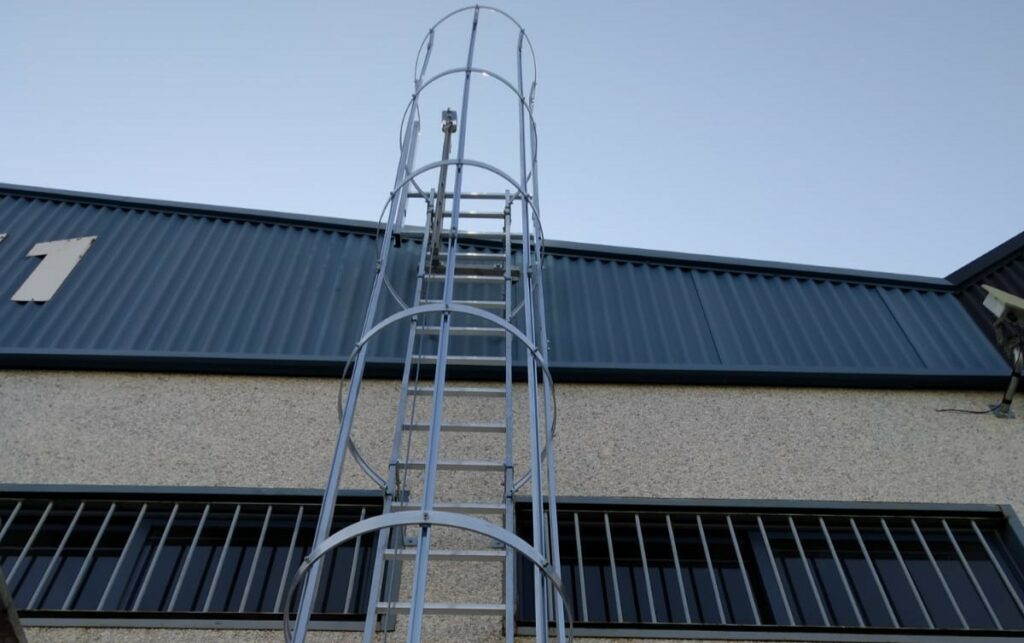 Escaler de acceso a cubierta industrial seguridad en altura