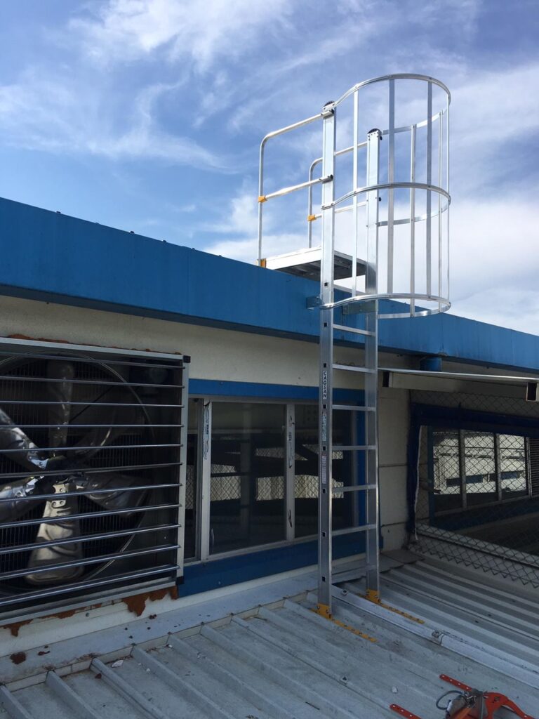 Escalera con plataforma en forma de puente