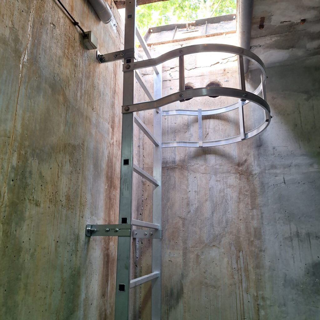 Escalera vertical acceso aljibe pozo o deposito seguridad en altura
