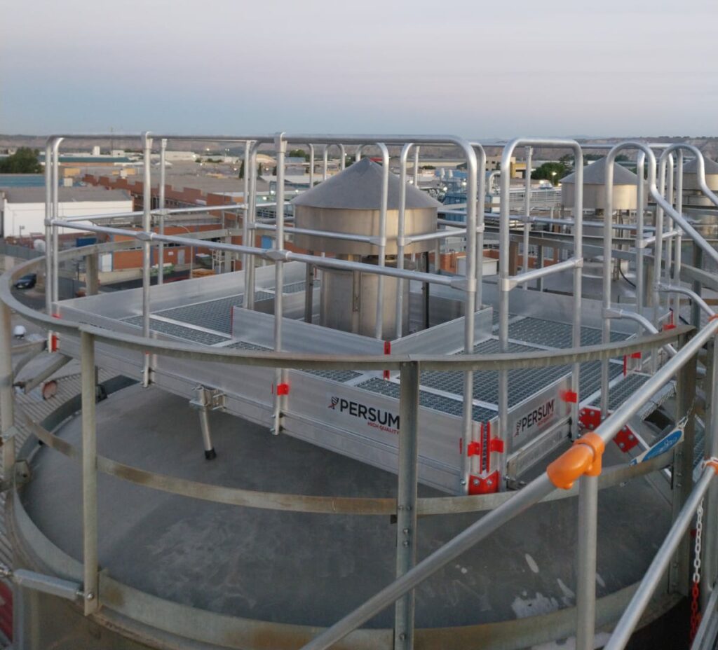 plataforma y barandilla protección colectiva area mantenimiento en altura