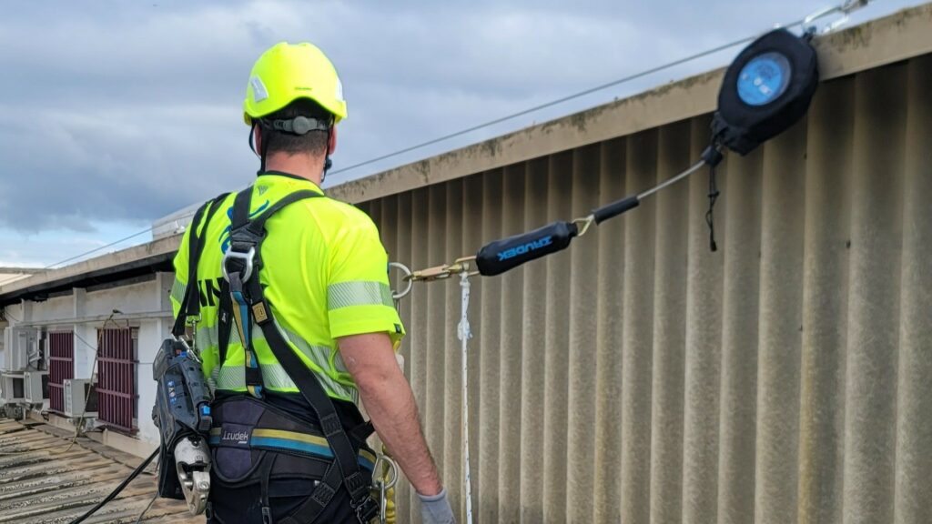 trabajador inselpro seguridad en altura EPIs