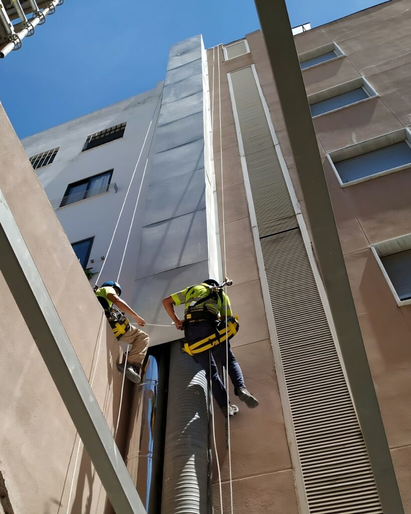 Trabajo en altura trabajo en altura ley de prevención, operarios trabajando
