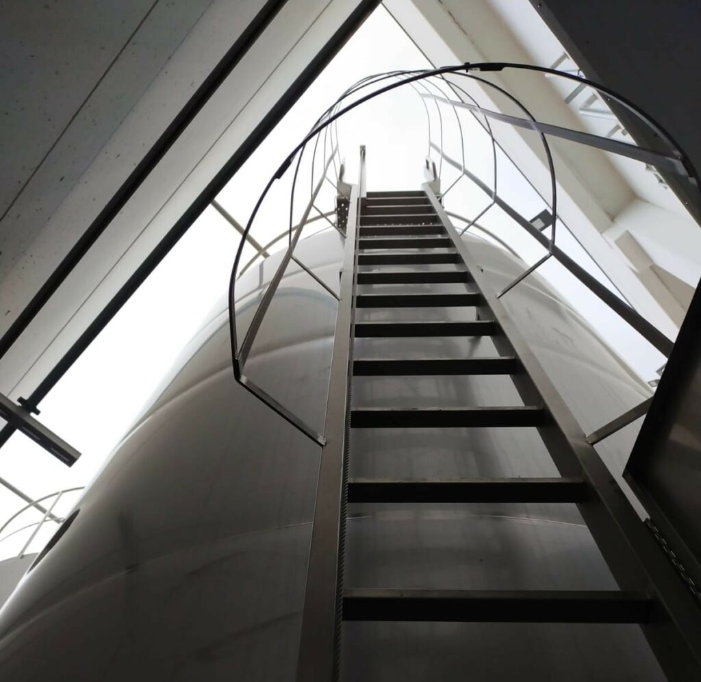 escalera vertical con linea de vida vertical según norma en iso 14122-4 en españa