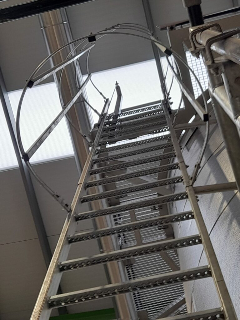 realce escalera vertical linea de vida en 795