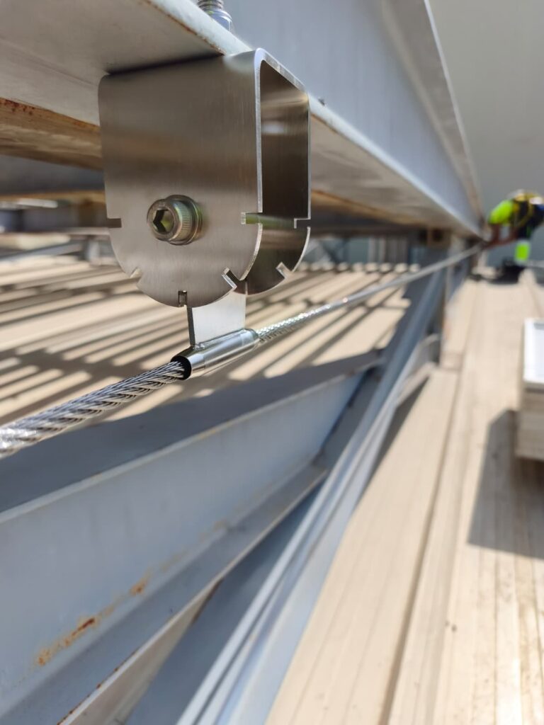 trabajo de seguridad en altura bajo techo con línea de vida seguridad en altura